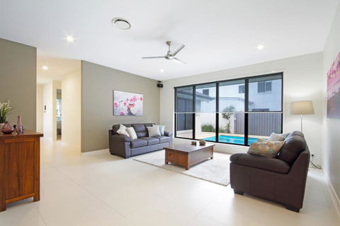 Grand Parade - Accommodation Cooktown 3