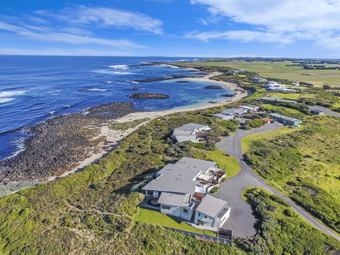 HEARN'S BEACHSIDE VILLA 2 - Accommodation Cooktown 3