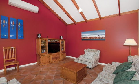 Holiday On The Terrace - Accommodation Cooktown 3