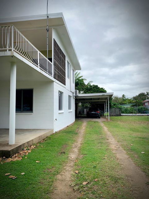 Holiday Rental - Huge House With Beach Views - Accommodation Cooktown 3