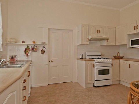 Hollyoak Cottage - Delightful, Ducks And Doileys! - Accommodation Cooktown 1