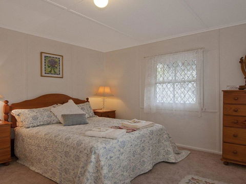 Hollyoak Cottage - Delightful, Ducks And Doileys! - Accommodation Cooktown 3