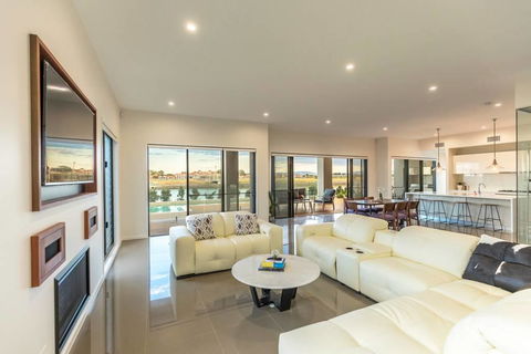 HomePlus - Luxury Living In Sanctuary Cove - Accommodation Cooktown 2