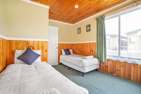 Kellraine Holiday Units - Accommodation Cooktown 3