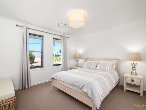 Lakeside Luxury - 13 Lake Street - Accommodation Cooktown 3