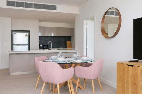 Large Modern 2 Bedroom Apartment Near Lake Claremont - Accommodation Cooktown 3