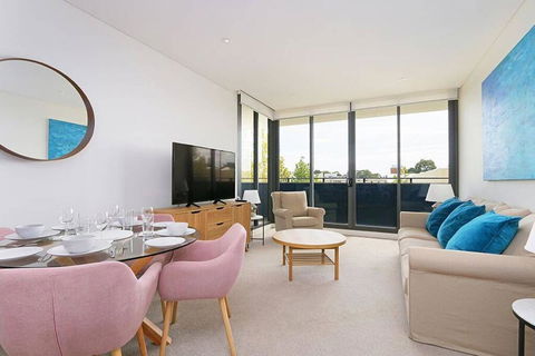 Large Modern 2 Bedroom Apartment Near Lake Claremont - Accommodation Cooktown 0