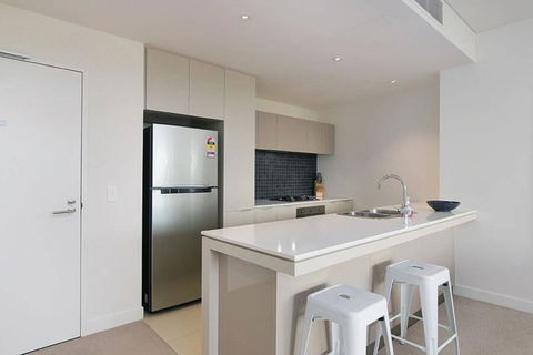 Large Modern 2 Bedroom Apartment Near Lake Claremont - Accommodation Cooktown 2