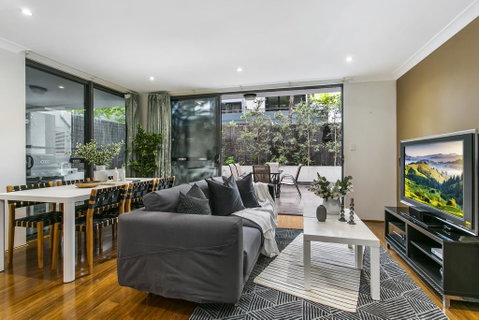 Large Unit Amid Inner-city Greenery Close To CBD - Accommodation Cooktown 0