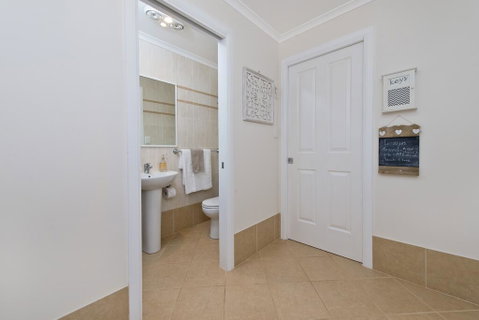 Laze Dayz At Lighthouse - Studio With Shared Pool - Accommodation Cooktown 3