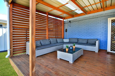 Lazy Days Beach House, Jervis Bay - Pet Friendly, 4 Mins Walk To Beach - Accommodation Cooktown 2