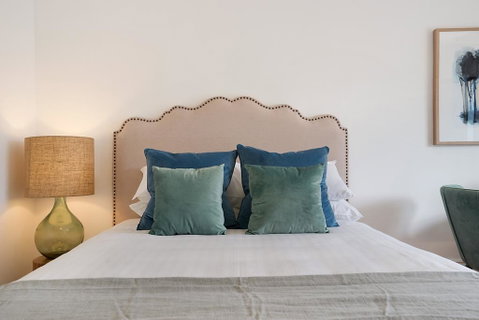 Luxurious Light-filled Studio In Winning Location - Accommodation Cooktown 3