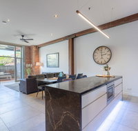 Luxury 3 brm 2 bath Woolstore apt with Courtyard - Accommodation Cooktown