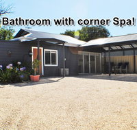 MODERN  LUXURIOUS WITH SPA BATH - Accommodation Cooktown