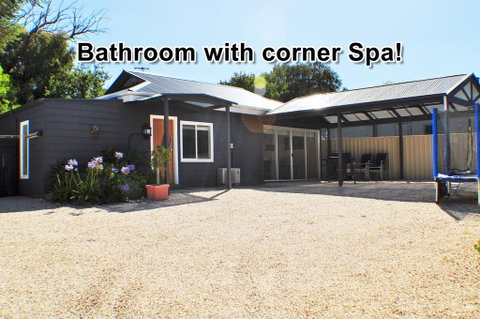 MODERN & LUXURIOUS WITH SPA BATH! - Accommodation Cooktown 0