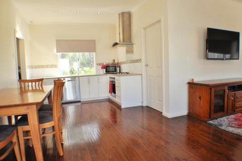 MODERN & LUXURIOUS WITH SPA BATH! - Accommodation Cooktown 1