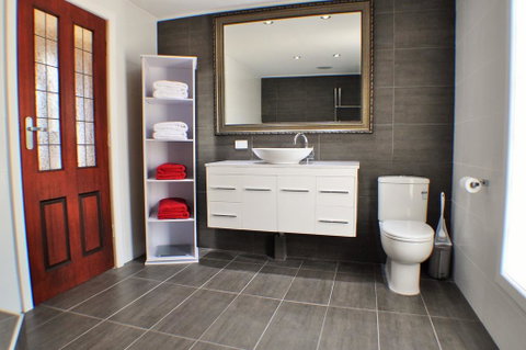 MODERN & LUXURIOUS WITH SPA BATH! - Accommodation Cooktown 3