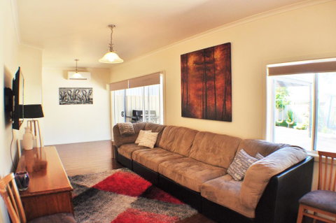MODERN & LUXURIOUS WITH SPA BATH! - Accommodation Cooktown 2