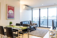 Modern 1 Bedroom Apartment In Tranquil Parklands