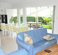 MODERN 3 BEDROOM APARTMENT IN TRADITIONAL QUEENSLANDER  PATIO LEAFY YARD POOL - Accommodation Cooktown
