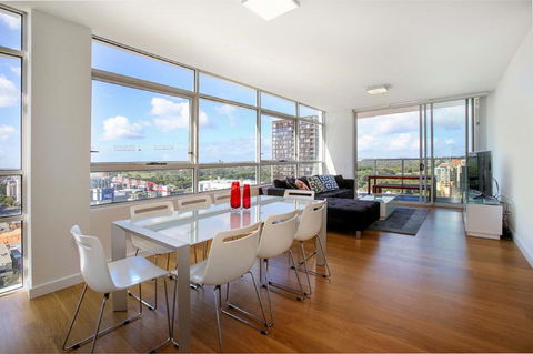Moore To See - Modern And Spacious 3BR Zetland Apartment With Views Over Moore Park - Accommodation Cooktown 0