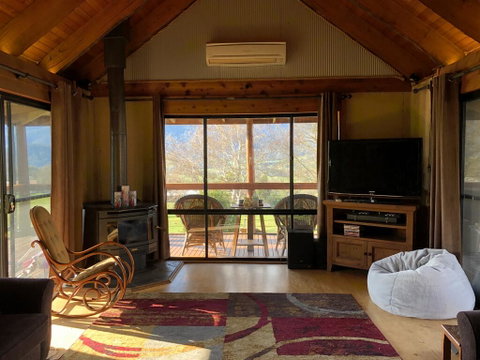 Mountain Grass Lodge (2 Bedroom) - Accommodation Cooktown 2