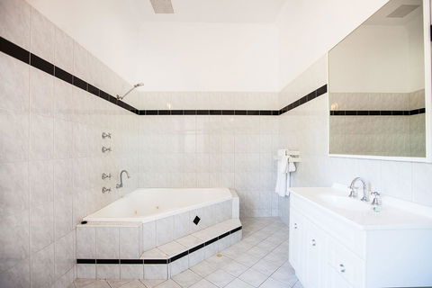 Captain Stirling Hotel - Accommodation Cooktown 26