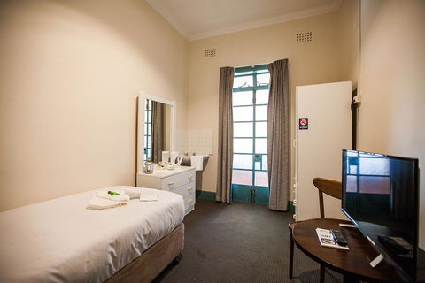 Captain Stirling Hotel - Accommodation Cooktown 3