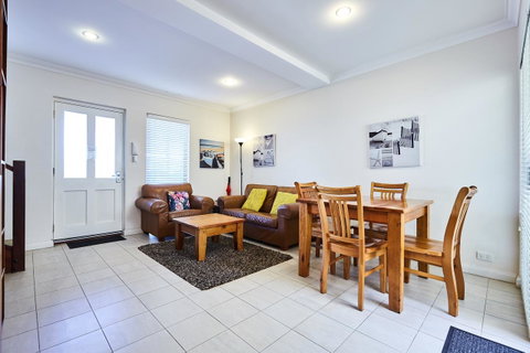 Fremantle Townhouse U/5 - Accommodation Cooktown 4