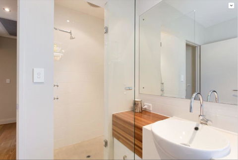 Adele's Luxury South Beach Apartment With King Bed - Accommodation Cooktown 16