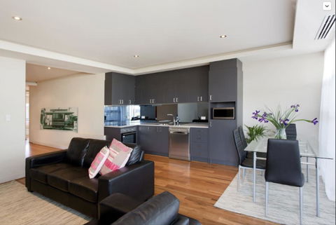 Adele's Luxury South Beach Apartment With King Bed - Accommodation Cooktown 10