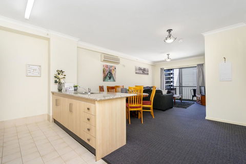 Oversized Eastend Sleeps 6 Free PARKING+POOL WIFI - Accommodation Cooktown 2