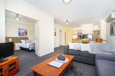 Oversized Eastend Sleeps 6 Free PARKING+POOL WIFI - Accommodation Cooktown 42