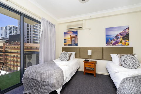 Oversized Eastend Sleeps 6 Free PARKING+POOL WIFI - Accommodation Cooktown 1