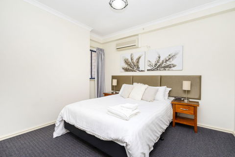 Oversized Eastend Sleeps 6 Free PARKING+POOL WIFI - Accommodation Cooktown 11