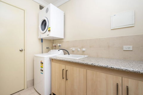 Oversized Eastend Sleeps 6 Free PARKING+POOL WIFI - Accommodation Cooktown 12
