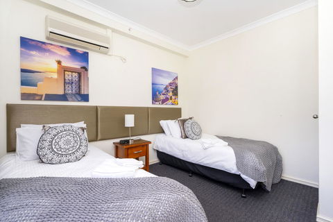 Oversized Eastend Sleeps 6 Free PARKING+POOL WIFI - Accommodation Cooktown 19