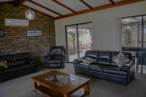 Geraldton Holliday Villas - Accommodation Cooktown 7