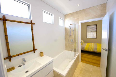 Sunny Blinco Street House - Accommodation Cooktown 9