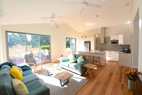 Sunny Blinco Street House - Accommodation Cooktown 0