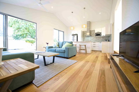 Sunny Blinco Street House - Accommodation Cooktown 1