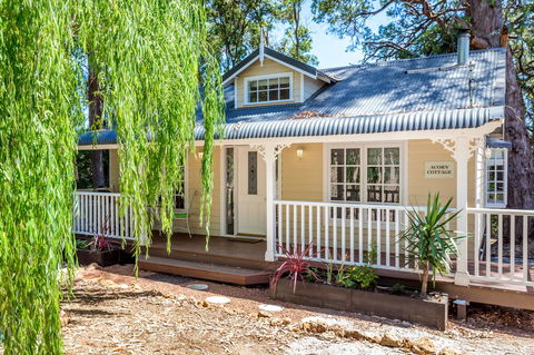 Quiet Escapes Cottages - Accommodation Cooktown 12