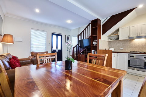 Fremantle Townhouse Unit 6 - Accommodation Cooktown 0