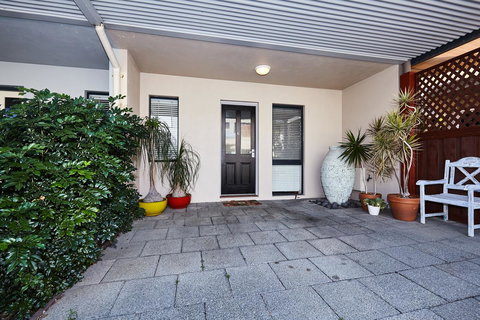 Fremantle Townhouse Unit 6 - Accommodation Cooktown 11