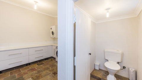 Leisurely Manor - Spacious Three Bedroom Home In Fremantle - Accommodation Cooktown 12