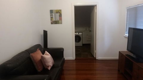 Leisurely Manor - Spacious Three Bedroom Home In Fremantle - Accommodation Cooktown 11