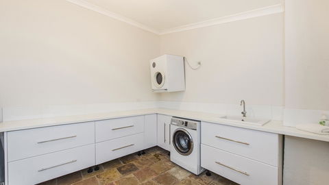 Leisurely Manor - Spacious Three Bedroom Home In Fremantle - Accommodation Cooktown 9