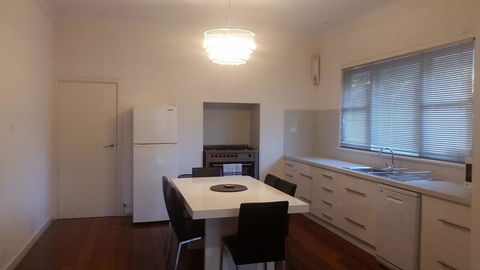 Leisurely Manor - Spacious Three Bedroom Home In Fremantle - Accommodation Cooktown 3