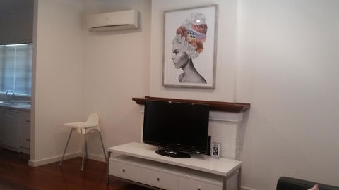 Leisurely Manor - Spacious Three Bedroom Home In Fremantle - Accommodation Cooktown 6