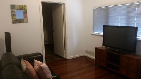 Leisurely Manor - Spacious Three Bedroom Home In Fremantle - Accommodation Cooktown 10